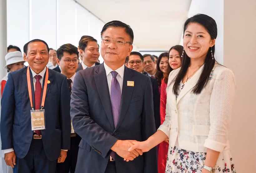 Phó Thủ tướng Lê Thành Long chào mừng Công chúa Tsuguko, đại diện Hoàng gia Nhật Bản, là khách danh dự trong Ngày Quốc gia Việt Nam tại Expo 2025. (Ảnh: Cục Hợp tác Quốc tế)