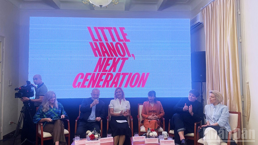 Ban tổ chức giới thiệu về Triển lãm ảnh “Little Hanoi: Thế hệ tiếp nối”.