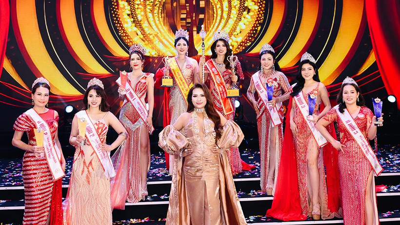 Các thí sinh giành giải cao trong cuộc thi. (Ảnh: BÌNH NGUYỄN)