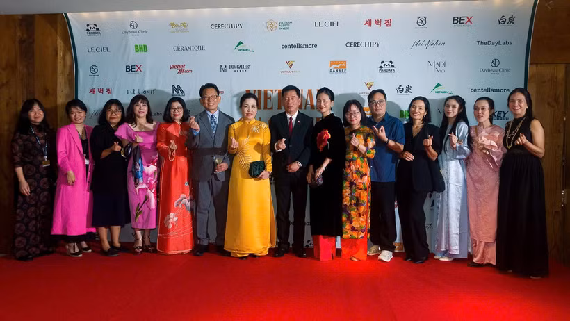 Đoàn Việt Nam trên thảm đỏ sự kiện. (Ảnh: VFDA)