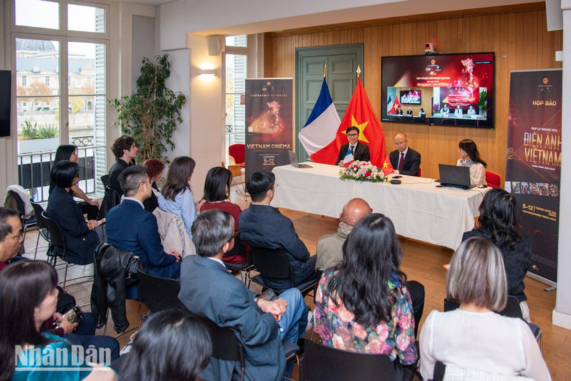 Đông đảo các nhà báo Việt Nam và quốc tế tham dự buổi họp báo tại Pháp. (Ảnh: MINH DUY)