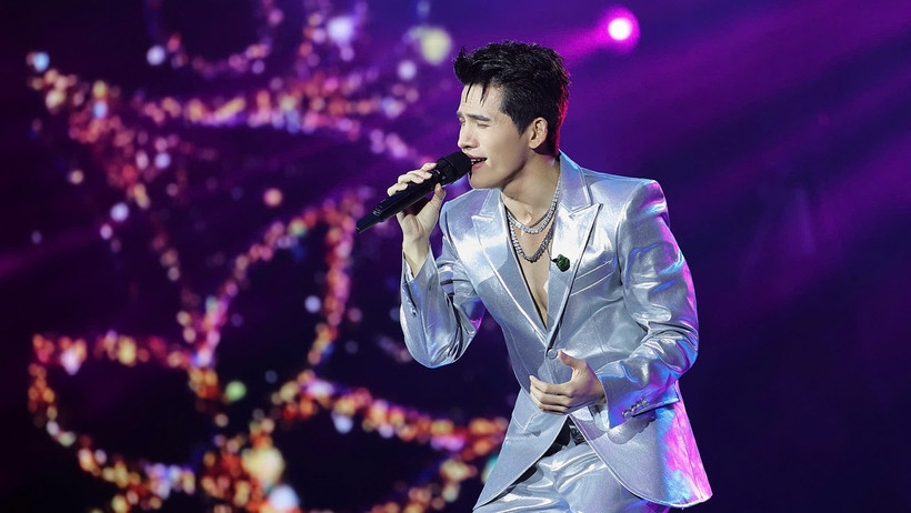 Ca sĩ Quốc Thiên trong chương trình “Noel cho tình nhân”.