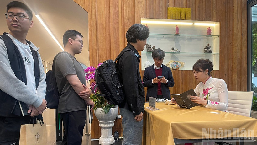 Rie Qudan ký tặng sách cho độc giả Hà Nội.