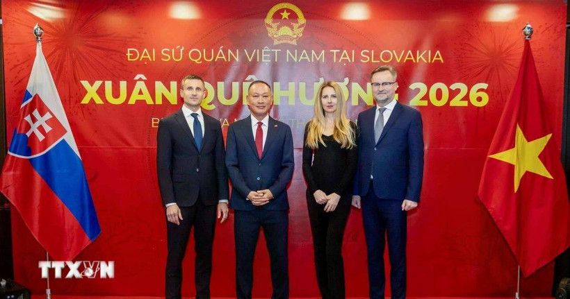 Đại sứ Phạm Trường Giang chụp ảnh lưu niệm cùng hai lãnh sự danh dự tại sự kiện. (Ảnh: TTXVN)