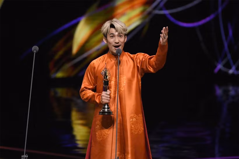 LIên Bỉnh Phát nhận giải thưởng tại Lễ trao giải Kim Chung. (Ảnh: Golden Bell Awards)