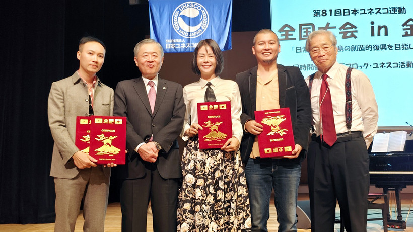 Ông Yoshiki Sato (thứ hai từ trái sang), Chủ tịch Liên hiệp các Hội UNESCO Nhật Bản cùng Lê Hữu Hiếu và Tổng đạo diễn Thu Hoài, đạo diễn Vạn Nguyễn. (Ảnh: NVCC)