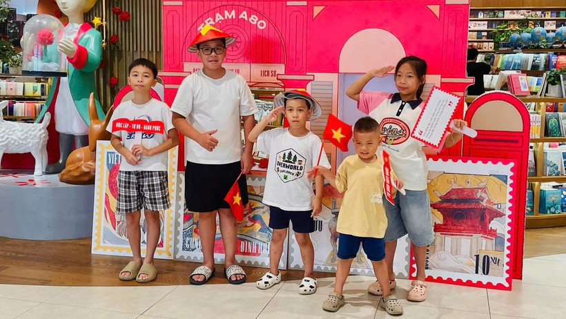 Bạn đọc check-in tại "Trạm A80 - Bạn có thư từ lịch sử". (Ảnh: Nhã Nam)