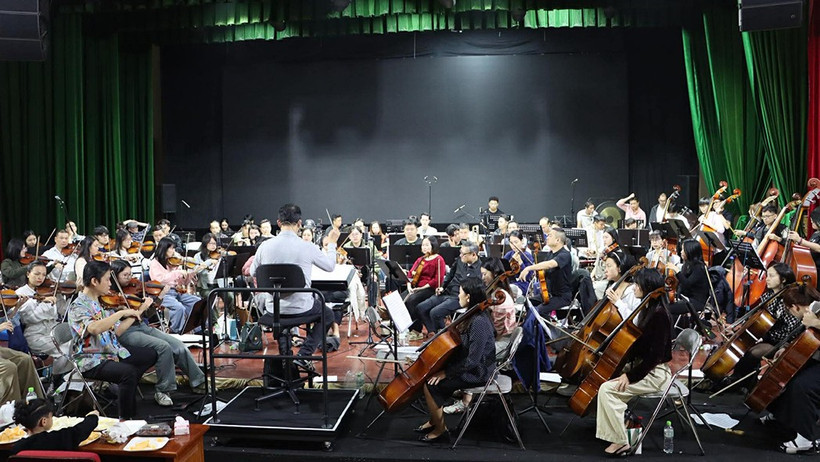 Các nghệ sĩ luyện tập chuẩn bị cho chương trình. (Ảnh: Ban tổ chức)