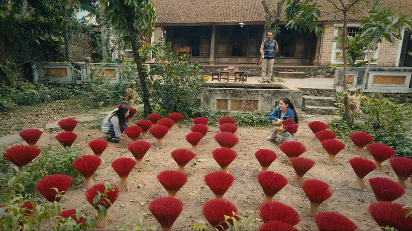 Phim lấy bối cảnh làng nghề làm hương. (ẢNh: VFC)