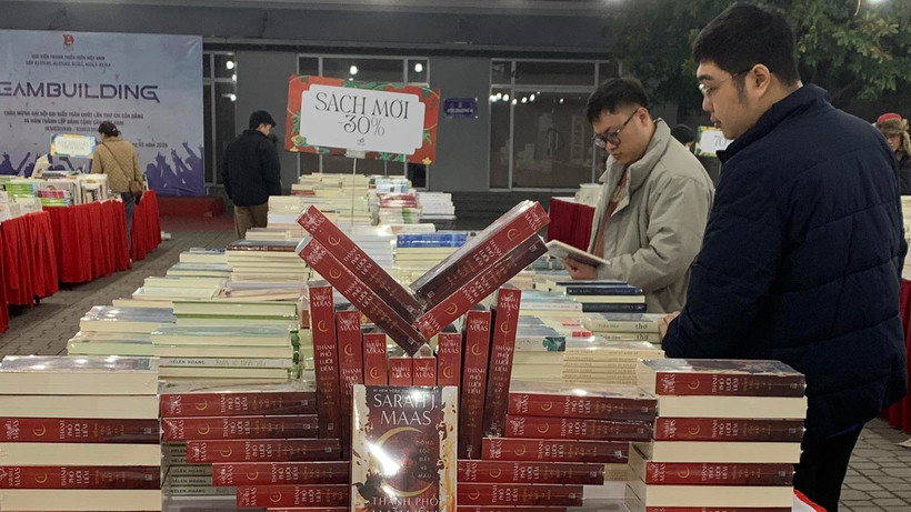 Bạn đọc đến hội sách từ rất sớm. (Ảnh: Nhã Nam)