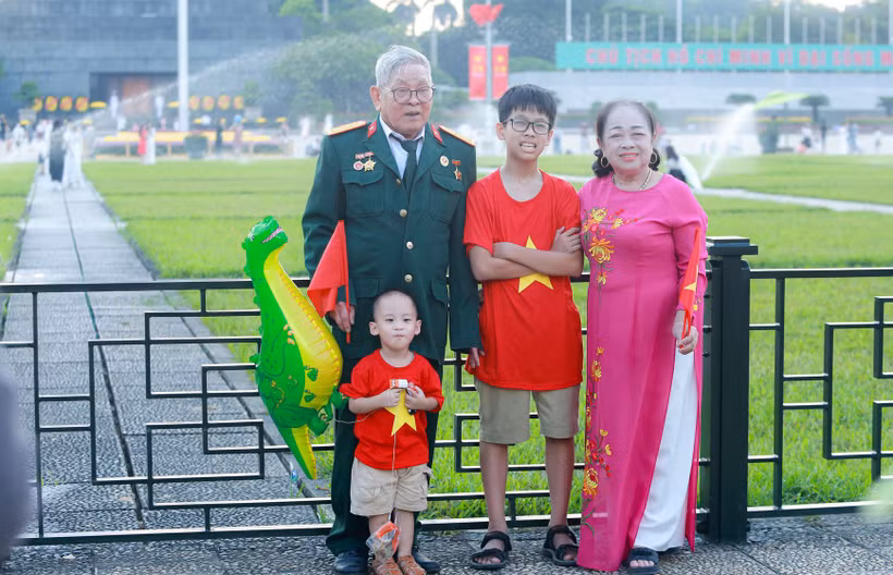 Du khách ghé thăm thủ đô Hà Nội tăng cao trong dịp Quốc khánh 2/9 - ngày lễ lớn của dân tộc.