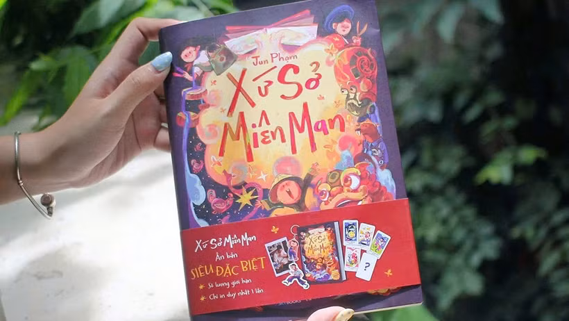 Cuốn "Xứ sở Miên Man" bản đặc biệt. (Ảnh: FAHASA)