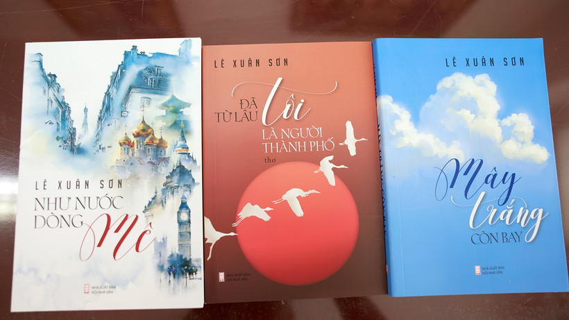 Bộ ba tác phẩm của nhà báo Lê Xuân Sơn. (Ảnh: NHƯ Ý)
