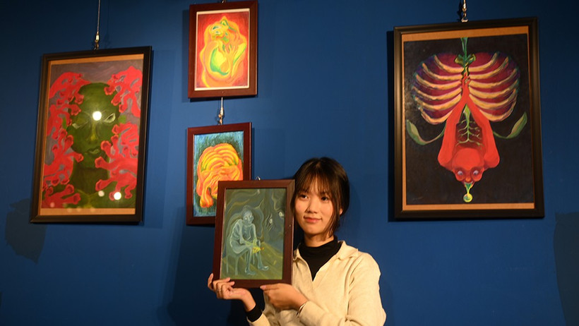 Triển lãm “Gò má em – Mảnh khói tàn”: Góc nhìn của nữ sinh lớp 12 trong xã hội trọng thành tích