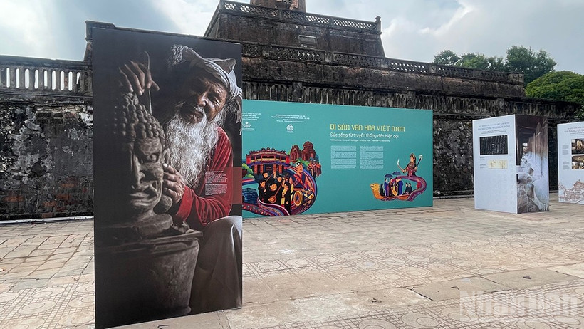 Triển lãm về di sản văn hóa Việt Nam tại Hoàng thành Thăng Long.