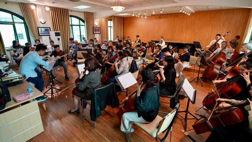 Các nghệ sĩ, giảng viên và sinh viên Khoa Đàn Dây đang tích cực chuẩn bị cho đêm diễn. (Ảnh: Ban tổ chức)