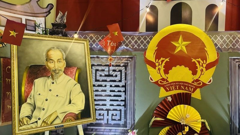 Hình ảnh Chủ tịch Hồ Chí Minh được đặt trang trọng trong Không gian “Việt Nam - Đất nước, Con người”. (Ảnh: Đại sứ quán Việt Nam tại Venezuela)