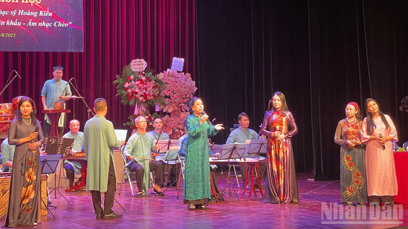 Các nghệ sĩ trình diễn làn điệu chèo “Tò vò” trong vở “Súy Vân” của Nghệ sĩ Nhân dân Hoàng Kiều.