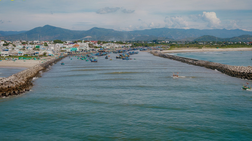 Khung cảnh làng chài bình yên trong phim "Báu vật trời cho". (Ảnh: Galaxy cung cấp)