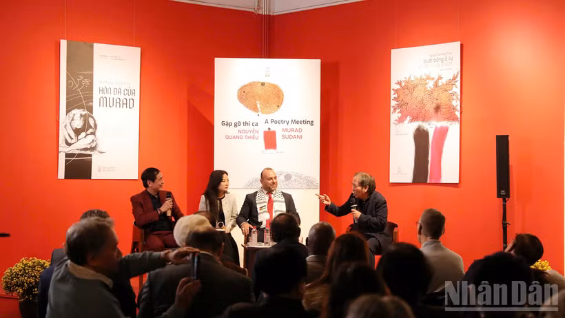 Nhà thơ Nguyễn Quang Thiều và nhà thơ Murad Sadani trò chuyện về hai tập sách với sự dẫn dắt của nhà thơ Hữu Việt. (Ảnh: KHIẾU MINH)