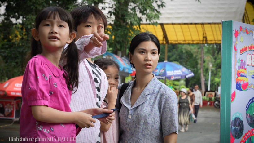 Diễn viên Trâm Anh (ngoài cùng bên phải) vượt qua trở ngại tâm lý để vào vai một người mẹ.