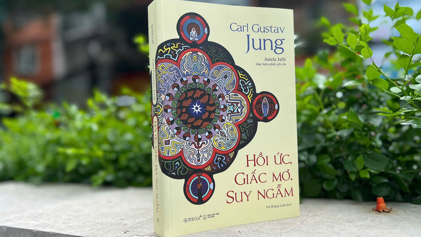 Cuốn “Hồi ức, Giấc mơ, Suy ngẫm” của nhà tâm lý học Carl Gustav Jung. (Ảnh: Omega Plus Books)