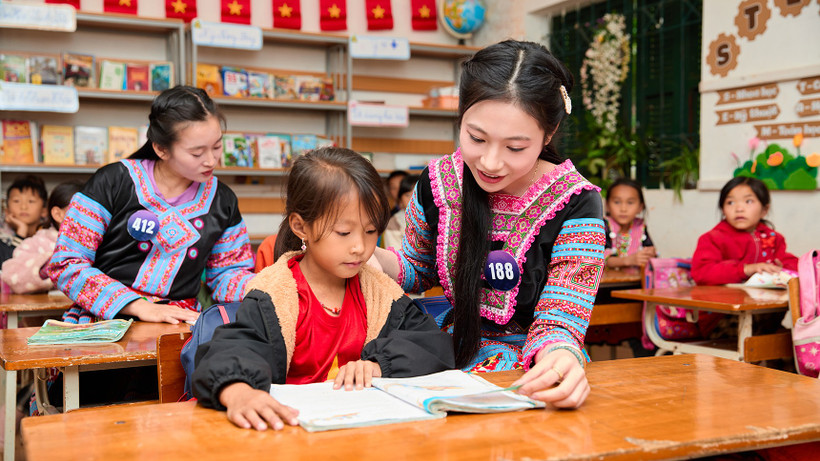 Các thí sinh giao lưu cùng các em học sinh tại Điểm trường Tà Số 1. (Ảnh: Ban Tổ chức)