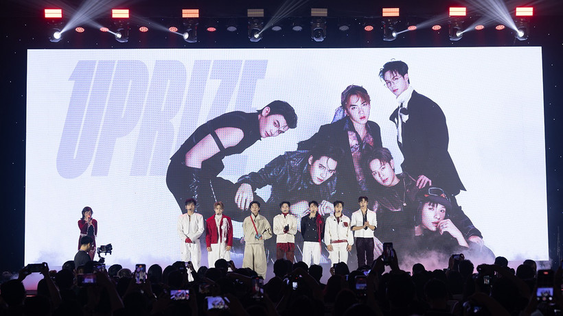Nhóm nhạc nam UPRIZE ra mắt. (Ảnh: YeaH1)