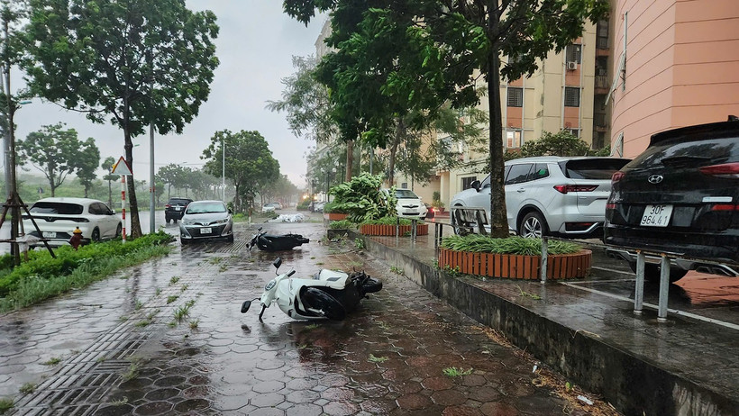 Cơn giông mạnh chiều 19/7 tại Hà Nội. (Ảnh:NĐ)