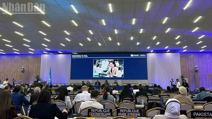 Đại sứ Nguyễn Thị Vân Anh, Trưởng Phái đoàn Thường trực Việt Nam bên cạnh UNESCO, giới thiệu dự thảo Nghị quyết khuyến nghị Đại hội đồng Liên hợp quốc xem xét phát động “Thập kỷ quốc tế về Văn hóa vì phát triển bền vững”. (Ảnh: KHẢI HOÀN - MINH DUY)