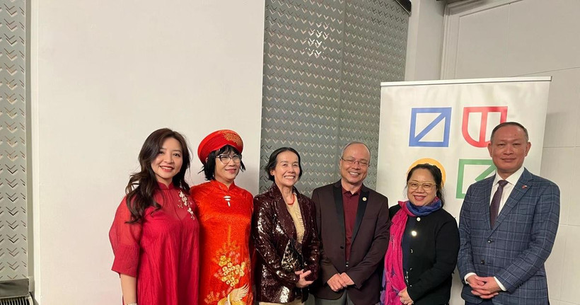 Nghệ sĩ Kiều Anh chụp ảnh lưu niệm cùng Đại sứ Phạm Trường Giang. (Nguồn: TTXVN)