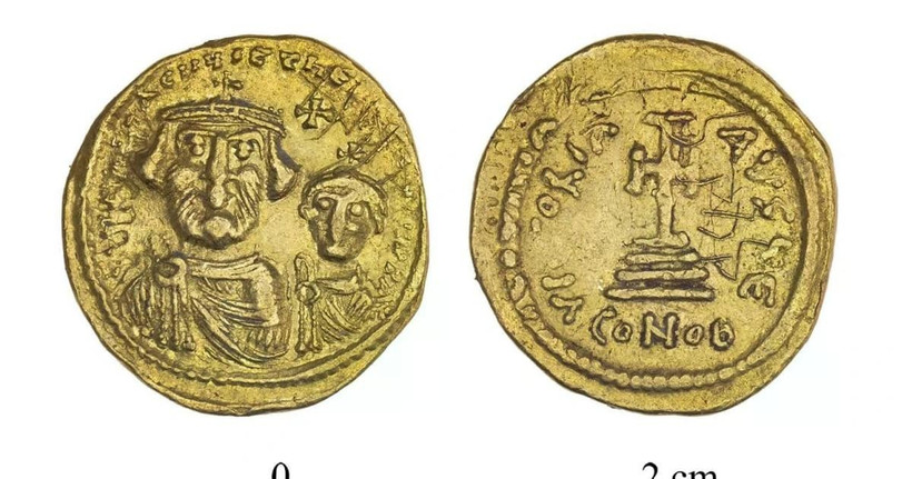 Những đồng tiền vàng hiếm có niên đại thời Byzantine được phát hiện tại di chỉ khảo cổ Hyrcania ở phía bắc sa mạc Judea. (Ảnh của COGAT)
