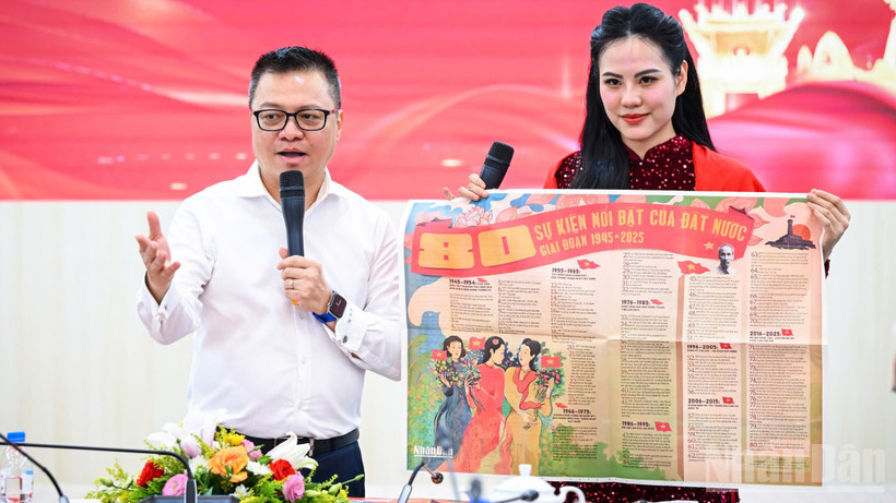 Tổng Biên tập Lê Quốc Minh giới thiệu về phụ san 2/9 của Báo Nhân Dân. (Ảnh: THÀNH ĐẠT)