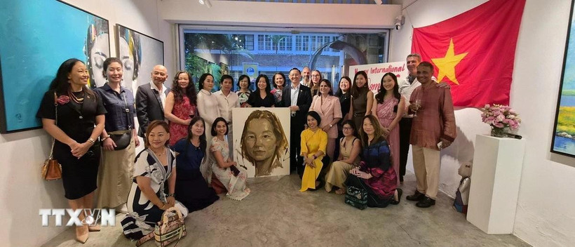 Các nữ Đại sứ, phu nhân các Đại sứ chụp ảnh lưu niệm chung. (Ảnh: TTXVN)