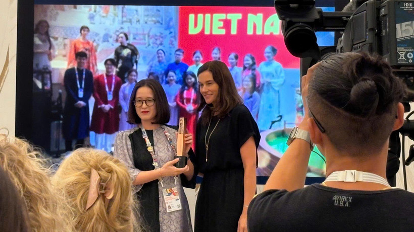 Giám đốc Nhà Triển lãm Việt Nam Đỗ Lan Phương đại diện nhận Giải Đồng hạng mục “Đội ngũ xuất sắc nhất”. (Ảnh: Cục Hợp tác quốc tế cung cấp)