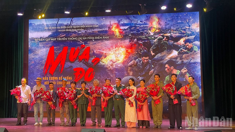 Đoàn làm phim "Mưa đỏ" tại buổi ra mắt.