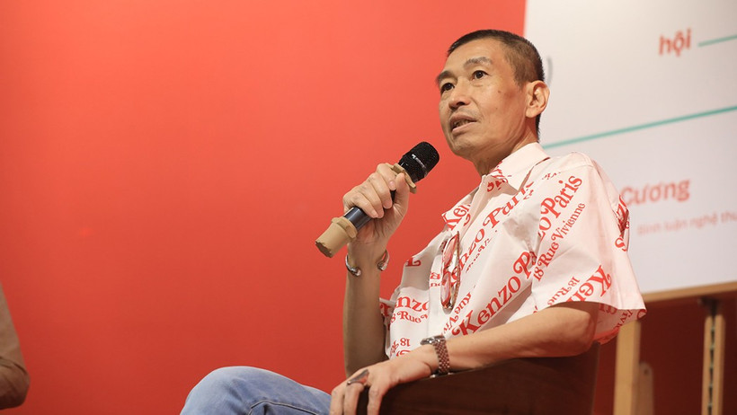 Họa sĩ Lê Thiết Cương tại buổi ra mắt sách “Trò chuyện với hội họa”. (Ảnh: Ban tổ chức)