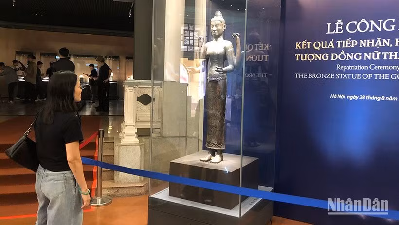 Tượng đồng Nữ thần Durga tại Bảo tàng Lịch sử quốc gia Việt Nam.