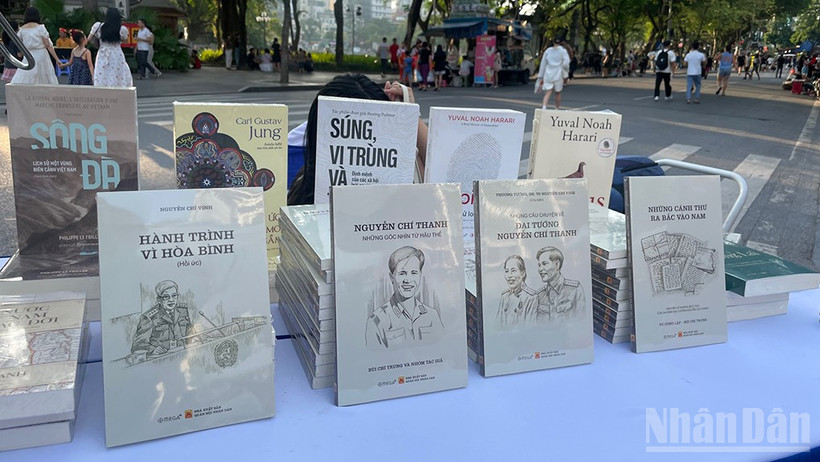 Bộ sách “Gia đình Tướng Thanh, Tướng Vịnh”.