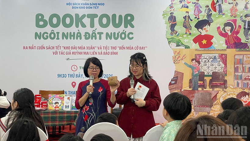 Hai tác giả Huỳnh Mai Liên và Bảo Bình giới thiệu với độc giả nhí quả bàng vuông từ Trường Sa.