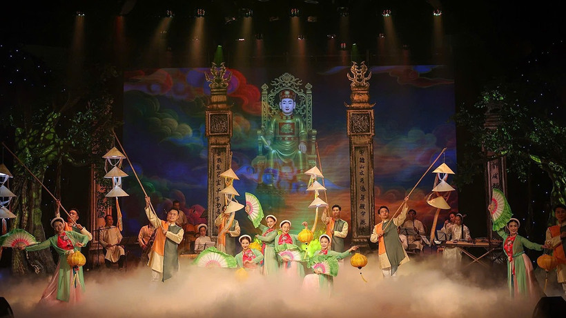 Cảnh trong vở “Oai Trấn Tây Thành”.