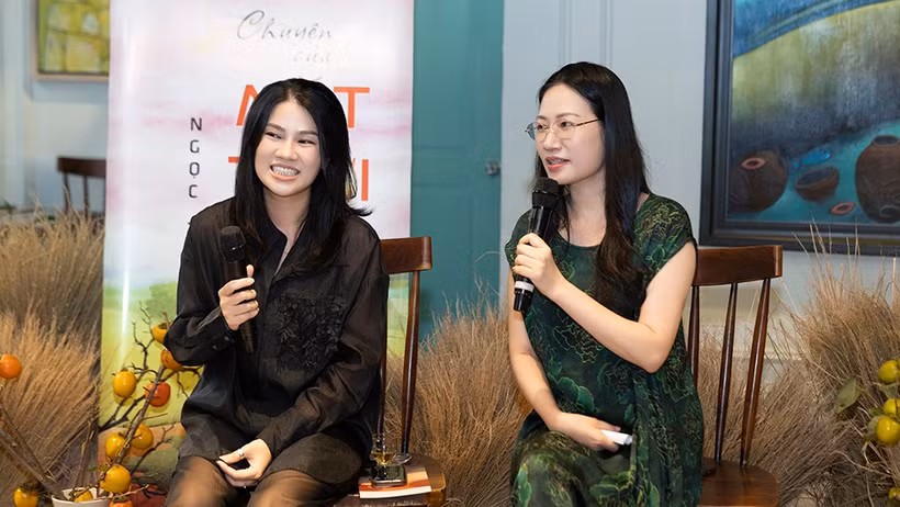 Nhà báo Ngọc Trần và nhà báo, MC Hạnh An An trong buổi lễ ra mắt sách. (Ảnh: Ban tổ chức)