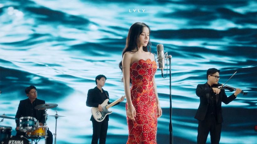 Lyly thể hiện ca khúc “Giữ anh em làm cũng không xong”. 