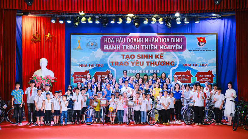 Ban tổ chức tặng xe đạp cho các em học sinh nghèo.