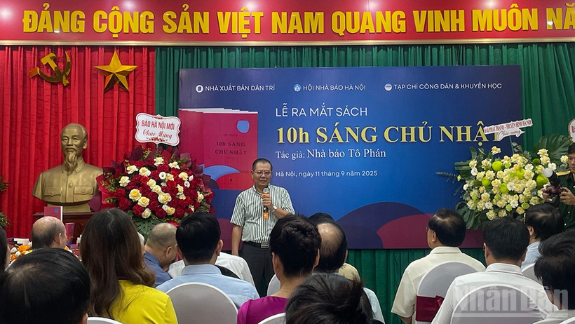 Nhà báo Tô Phán chia sẻ về cuốn sách trong buổi lễ ra mắt.