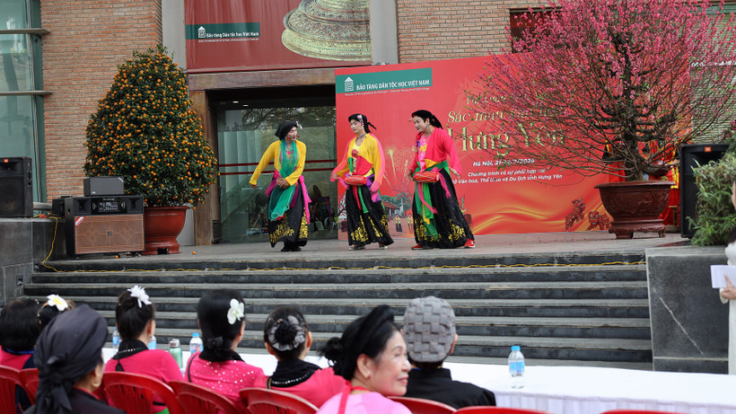 Trình diễn múa bồng thôn Đa Hòa, xã Mễ Sở, tỉnh Hưng Yên.