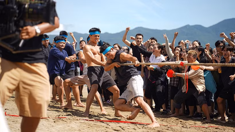 Phim tái hiện những hoạt động văn hóa truyền thống của người dân làng chài.