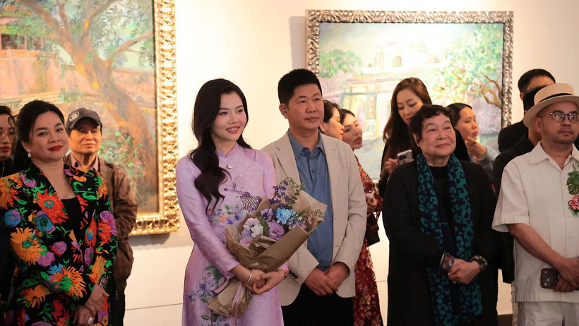 Họa sĩ Lê Trang (áo dài tím) tại triển lãm.