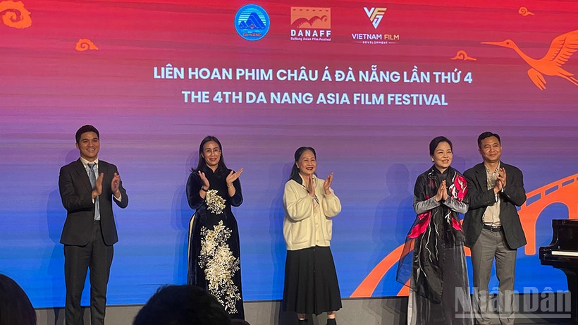 Từ trái sang phải: CEO Unimedia Trần Việt Bảo Hoàng, Phó Chủ tịch Ủy ban nhân dân Thành phố Đà Nẵng Nguyễn Thị Anh Thi, Chủ tịch Hiệp hội Xúc tiến Phát triển Du lịch Việt Nam, Tiến sĩ Ngô Phương Lan và Phó Tổng Giám đốc Đài Truyền hình Việt Nam Đỗ Thanh Hải tại nghi thức công bố DANAFF IV.