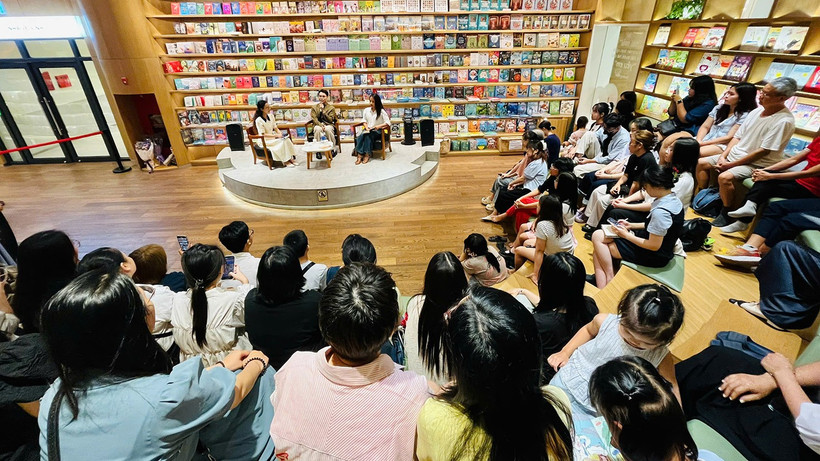 Tọa đàm “Nhà mình hiểu nhau – Tình cảm của người con từ văn học nghệ thuật tới cuộc sống hiện đại”. (Ảnh: Nhã Nam)
